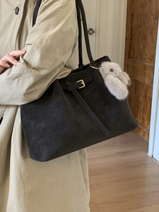 Grand sac cabas en daim gris foncé avec breloque lapin en peluche porté à l'épaule