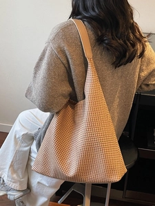 Minimalist straw woven tote bag for women, large capacity shoulder bag for daily commuting