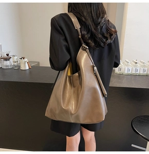 Détail du sac cabas en cuir métallisé champagne avec surpiqûres blanches contrastées