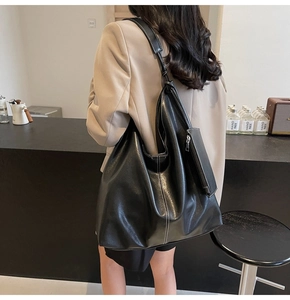 Détail du grand sac cabas noir en cuir avec surpiqûres blanches et petite pochette