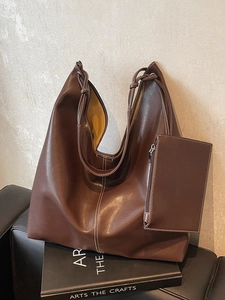 Sac cabas en cuir souple marron avec surpiqûres blanches et petite pochette assortie