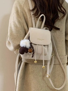 Mini zaino crema chic in ecopelle con ciondolo carino per uno stile moda invernale
