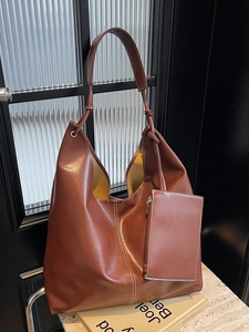 Grand sac cabas marron en similicuir souple avec bandoulière et pochette assortie