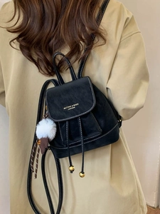 Mini zaino chic in pelle nera da donna con cuciture bianche e ciondolo a pompon