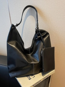 Grand sac cabas noir en cuir souple avec surpiqûres blanches contrastées et pochette