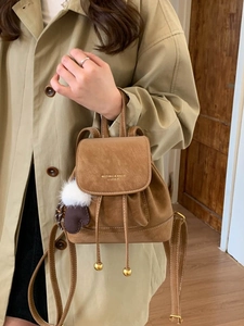 Mini zaino vintage in pelle marrone per donna con chiusura a patta e ciondoli decor