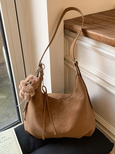 Sac hobo en daim marron avec porte-clés ours en peluche et détail de pompon en cuir