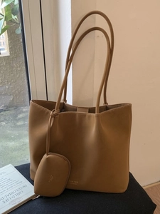 Bolso tote grande color camello con correa de hombro y colgante de monedero a juego