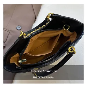 Dettaglio della struttura interna della borsa in pelle nera con fodera beige e zip