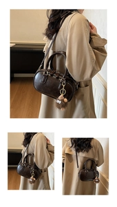 Dunkelbraune Vintage Boston Bag mit Plüsch-Anhänger und abnehmbarem Schultergurt-Detail