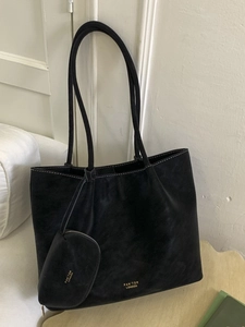 Bolso tote grande de ante negro con costuras blancas y pequeño monedero a juego
