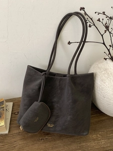 Bolso tote grande gris oscuro de cuero con neceser a juego y costuras blancas de moda