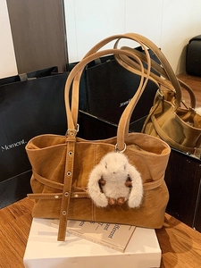 Bolso tote de cuero sintético caramelo con colgante de conejo y correas dobles