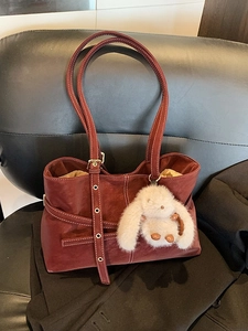 Bolso tote retro de cuero granate con costuras blancas y colgante de conejo de felpa