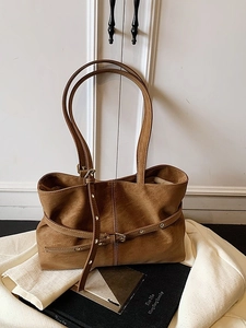 Bolso tote vintage marrón de piel sintética con costuras blancas y hebilla metálica decorativa