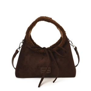 Borsa a mano minimalista in pelle scamosciata marrone scuro con bordi in peluche
