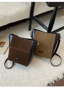 Détail de sacs seaux rétro imprimé léopard en daim et cuir marron café et vert olive