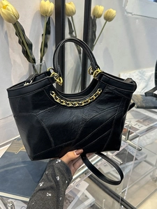 Borsa a secchiello nera di moda con cuciture a V e dettagli a catena dorata