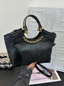 Borsa a secchiello nera in pelle con catena d'oro e tracolla regolabile