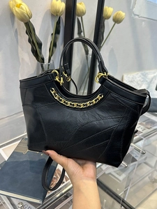 Secchiello alla moda in ecopelle nera con catena dorata e manici circolari