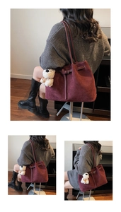Dettaglio borsa tote bordeaux opaco con trama scamosciata e ciondolo orsetto di peluche