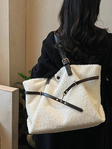 Grande borsa tote in pile bianco con manici in pelle marrone per la moda autunno