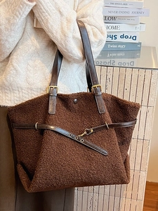 Borsa tote in pile teddy marrone con spalline in pelle e finiture dorate