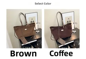 Detailansicht großer Taschen aus Wildlederimitat in Braun und Kaffee mit Schleifenanhänger