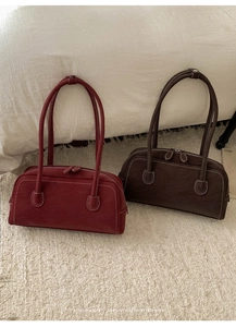 Détail de sacs bandoulière rétro en daim avec surpiqûres contrastées et doubles zips en métal