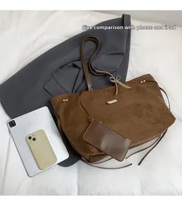 Große braune Wildleder-Einkaufstasche mit Etui und iPad-Größenvergleich im Detail