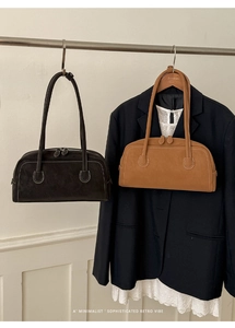 Détail du sac rétro en daim avec surpiqûres contrastées et double fermeture éclair