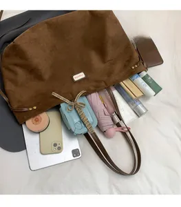Innenansicht der braunen Wildledertasche mit viel Platz für Tablet, Handy und Kosmetik