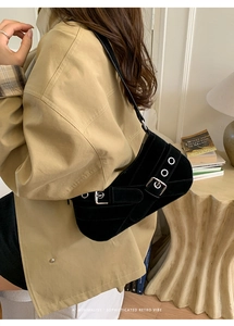 Sac bandoulière rétro minimaliste en daim noir avec boucles métalliques et œillets
