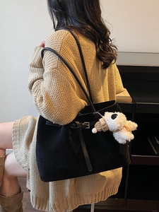 Borsa tote nera opaca minimalista con ciondolo a forma di orso e fibbia in metallo