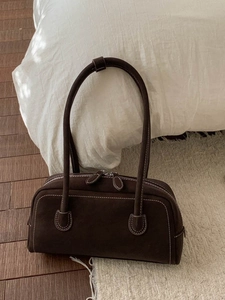 Sac baguette rétro en daim marron avec surpiqûres blanches et double fermeture