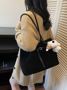 Borsa tote nera opaca minimalista con ciondolo a cucciolo e tracolle lunghe in pelle