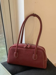 Sac sous le bras rouge foncé en daim avec surpiqûres blanches et doubles poignées