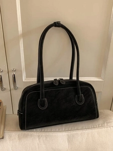 Sac sous le bras vintage en daim noir avec coutures contrastées et doubles lanières
