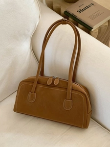 Sac à épaule rétro en daim marron avec forme rectangulaire et longues anses