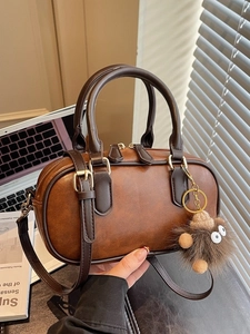 Damen Retro PU Leder Boston Tasche Mode Bowling Handtasche Mit Plüsch Monster Anhänger Verstellbarem Riemen Casual Schultertasche