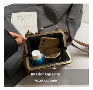 Détail de l'intérieur du sac vintage marron avec espace pour téléphone et maquillage