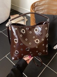 Sac Seau Vintage en Cuir PU Brillant pour Femmes Chic avec Oeillets Métalliques Ajouré Sac à Main Bandoulière pour Style Rue