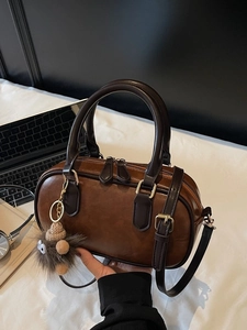 Braune Bowling-Handtasche aus Kunstleder mit Plüschanhänger und verstellbarem Schultergurt