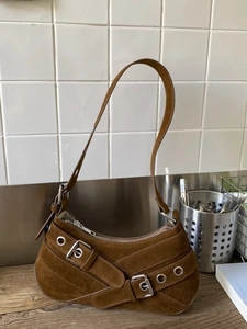 Sac à bandoulière en simili daim marron avec sangles de style motard et boucles