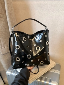 Sac seau vintage en cuir verni noir avec œillets métalliques argentés et poignée