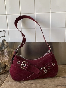 Sac sous le bras chic en daim bordeaux avec œillets métalliques et boucles décoratives