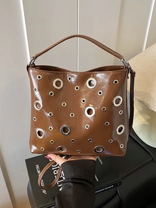Sac fourre-tout en cuir verni marron brillant avec œillets argentés et bandoulière