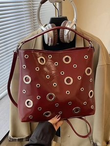 Sac à main rétro en cuir brillant bordeaux avec œillets métalliques argentés