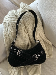Sac hobo en daim noir avec œillets argentés et esthétique Y2K style motard moderne
