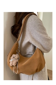 Sac bandoulière demi-lune marron en similicuir avec détail de breloque ours en peluche